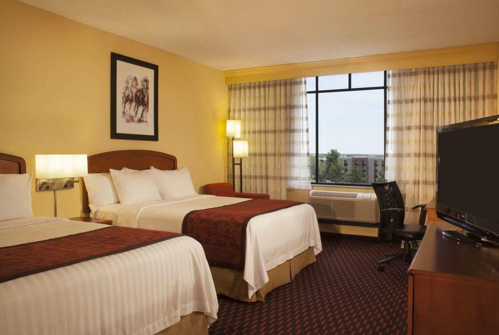Courtyard Airport Hotel 3*