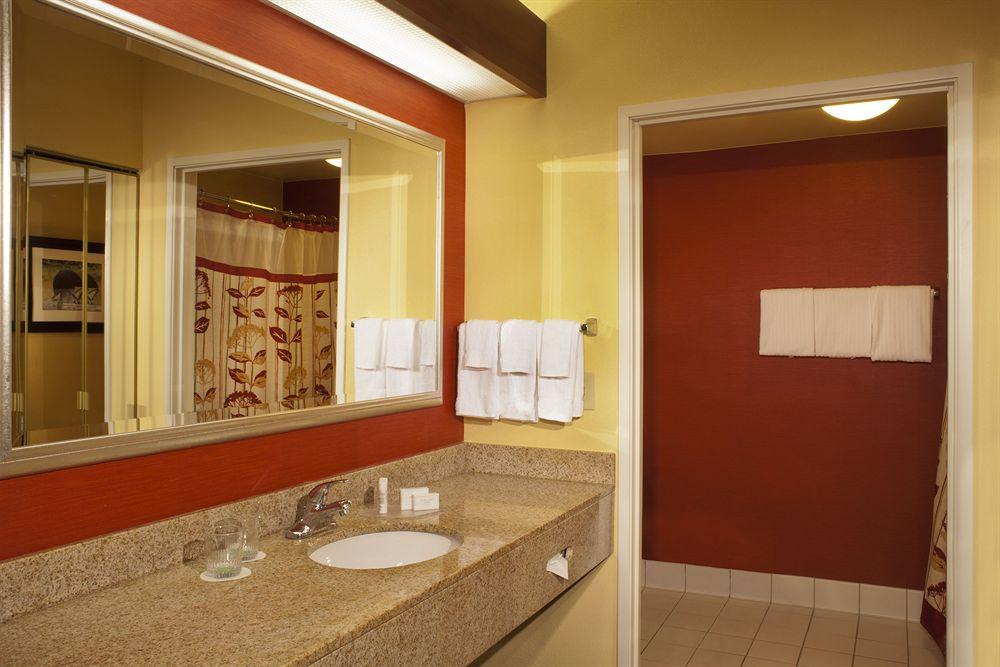 Courtyard Airport 3* Louisville