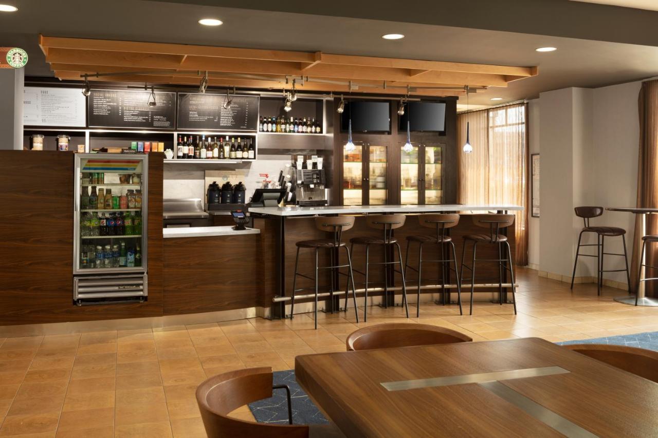 Courtyard Airport Hotel 3*