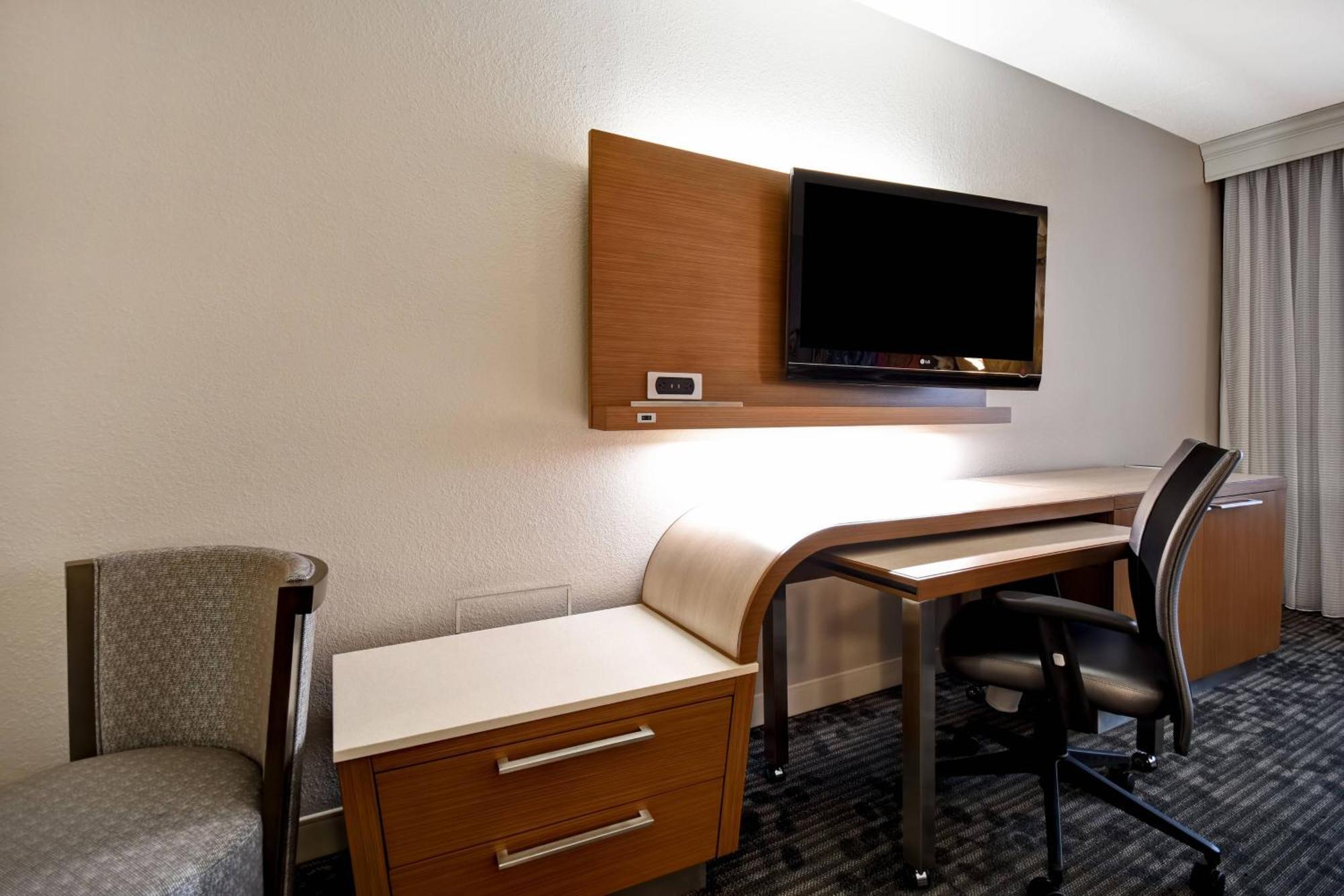 Courtyard Airport Hotel