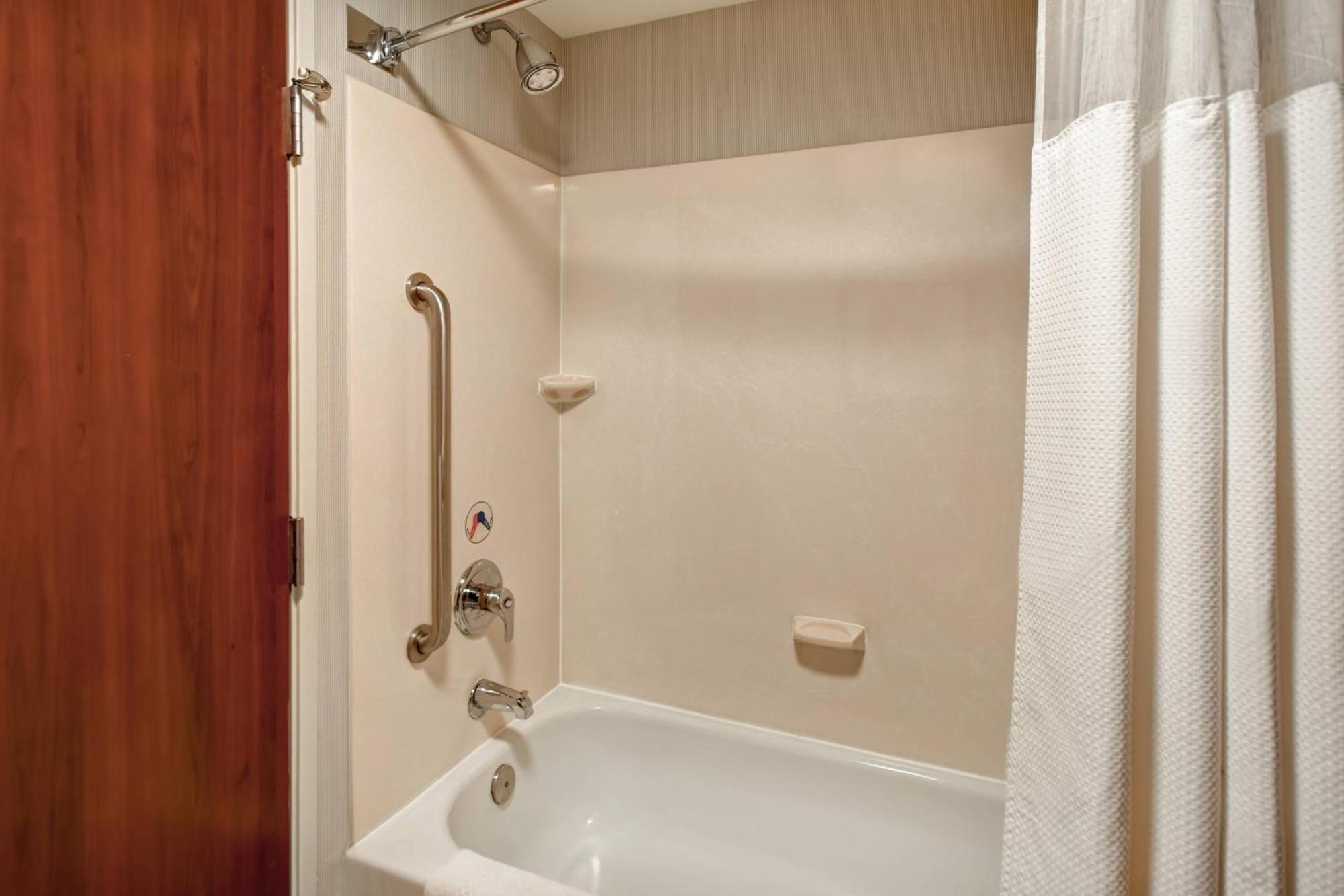 Courtyard Airport Hotel 3*