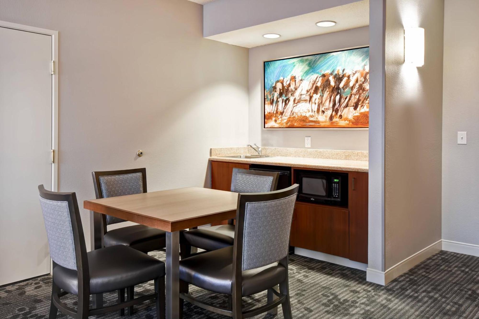 Courtyard Airport Hotel 3*
