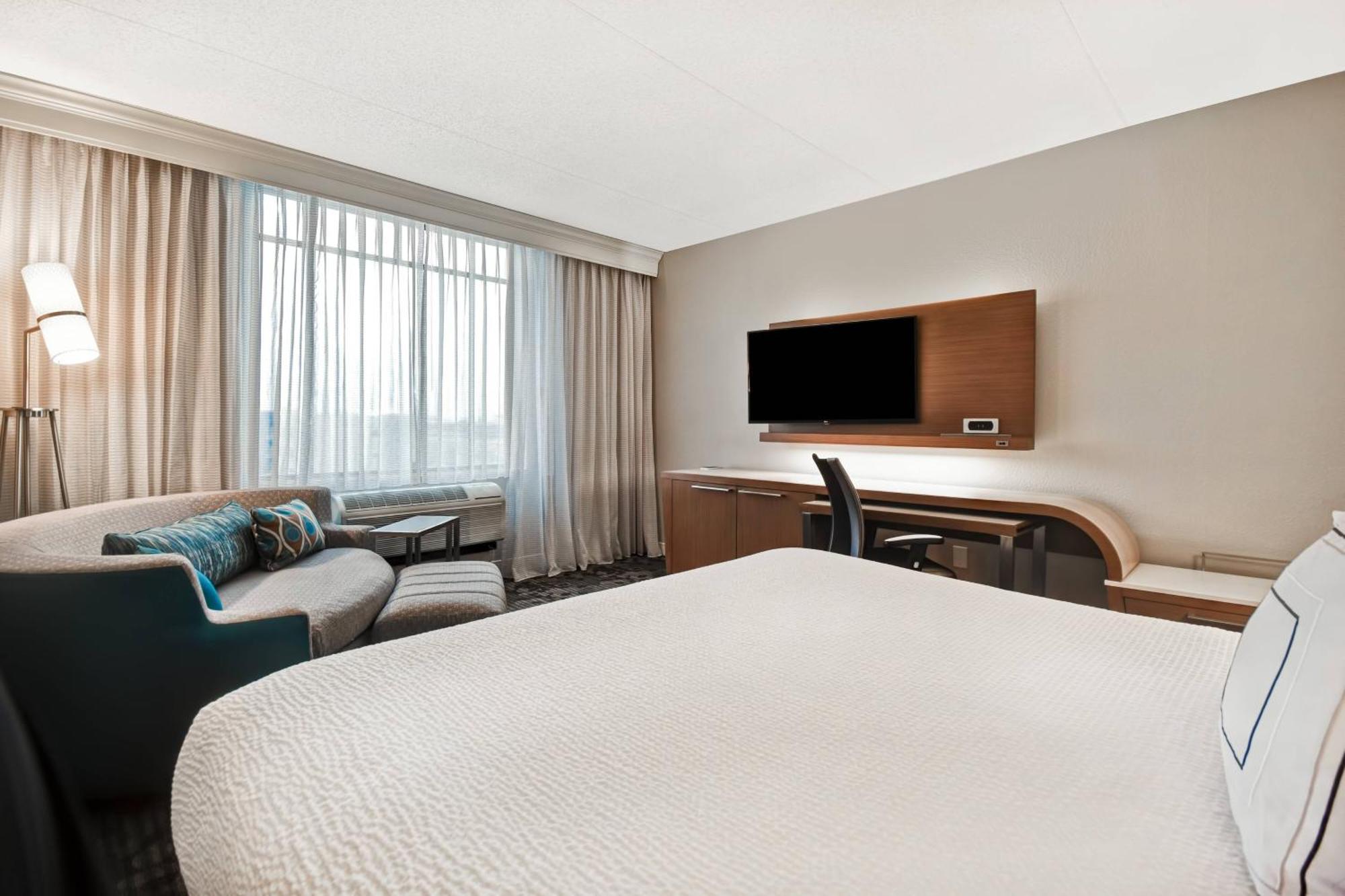 Hotel Courtyard Airport 3*
