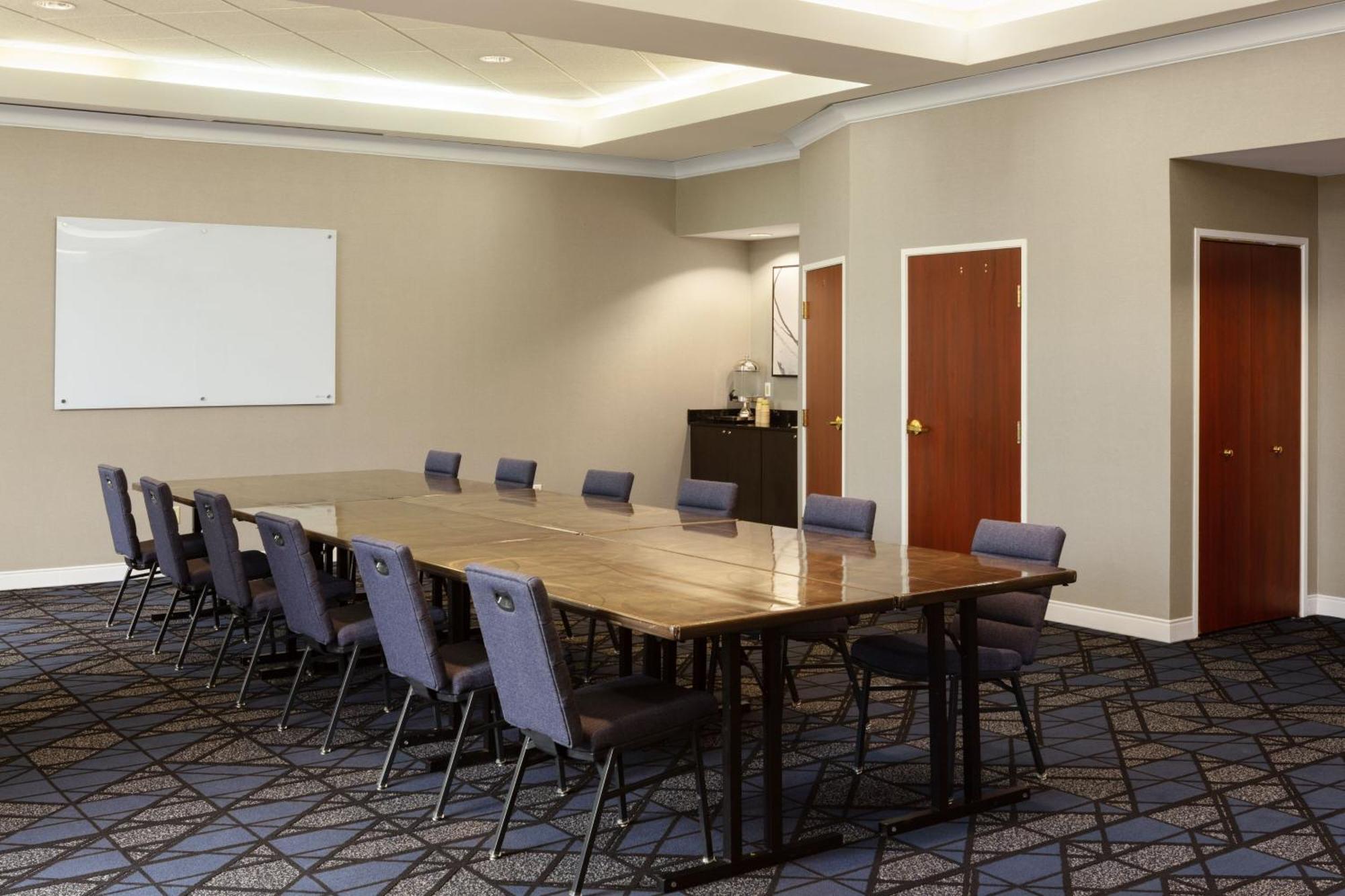 Courtyard Airport Hotel 3*