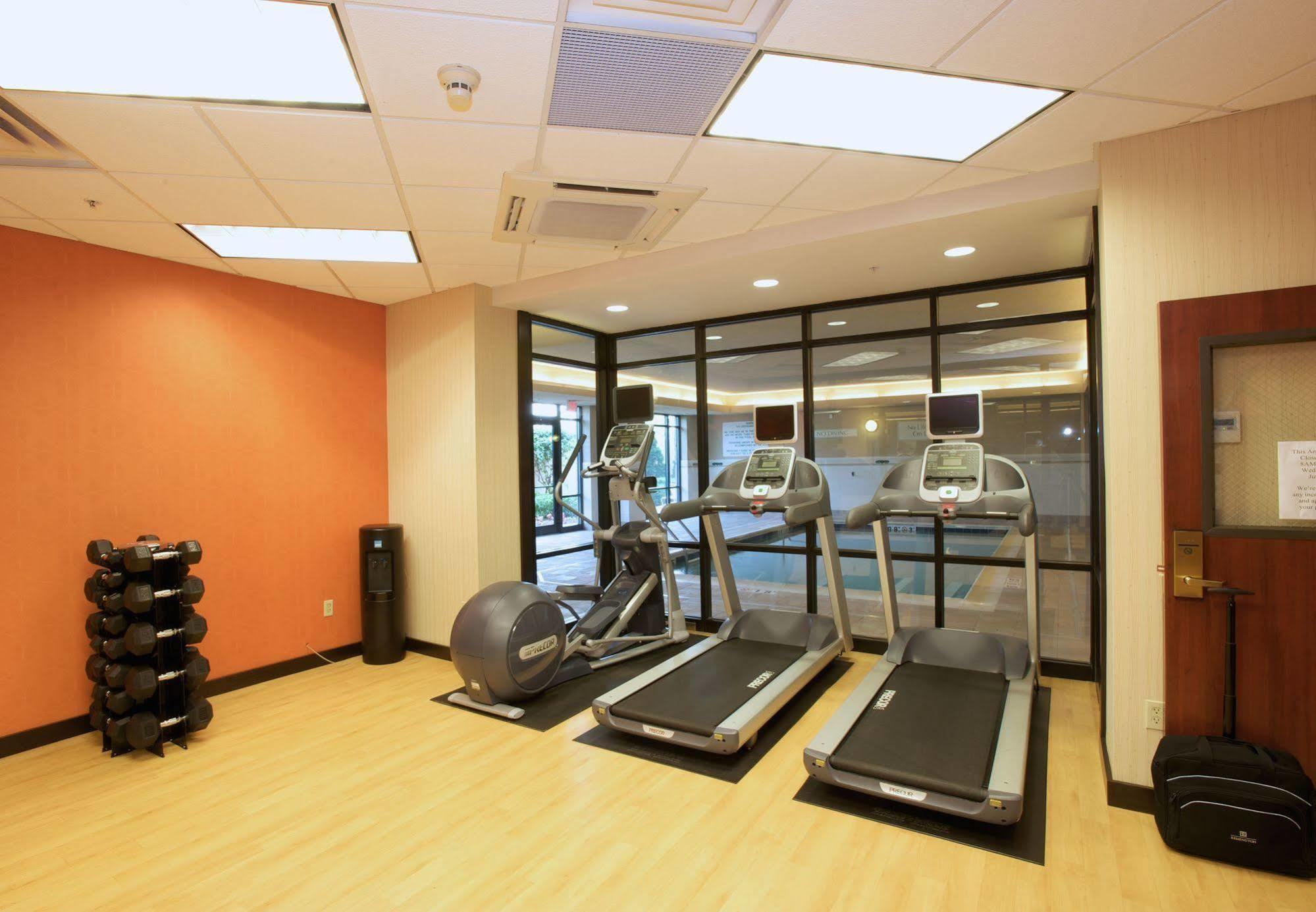 Courtyard Airport Hotel 3*