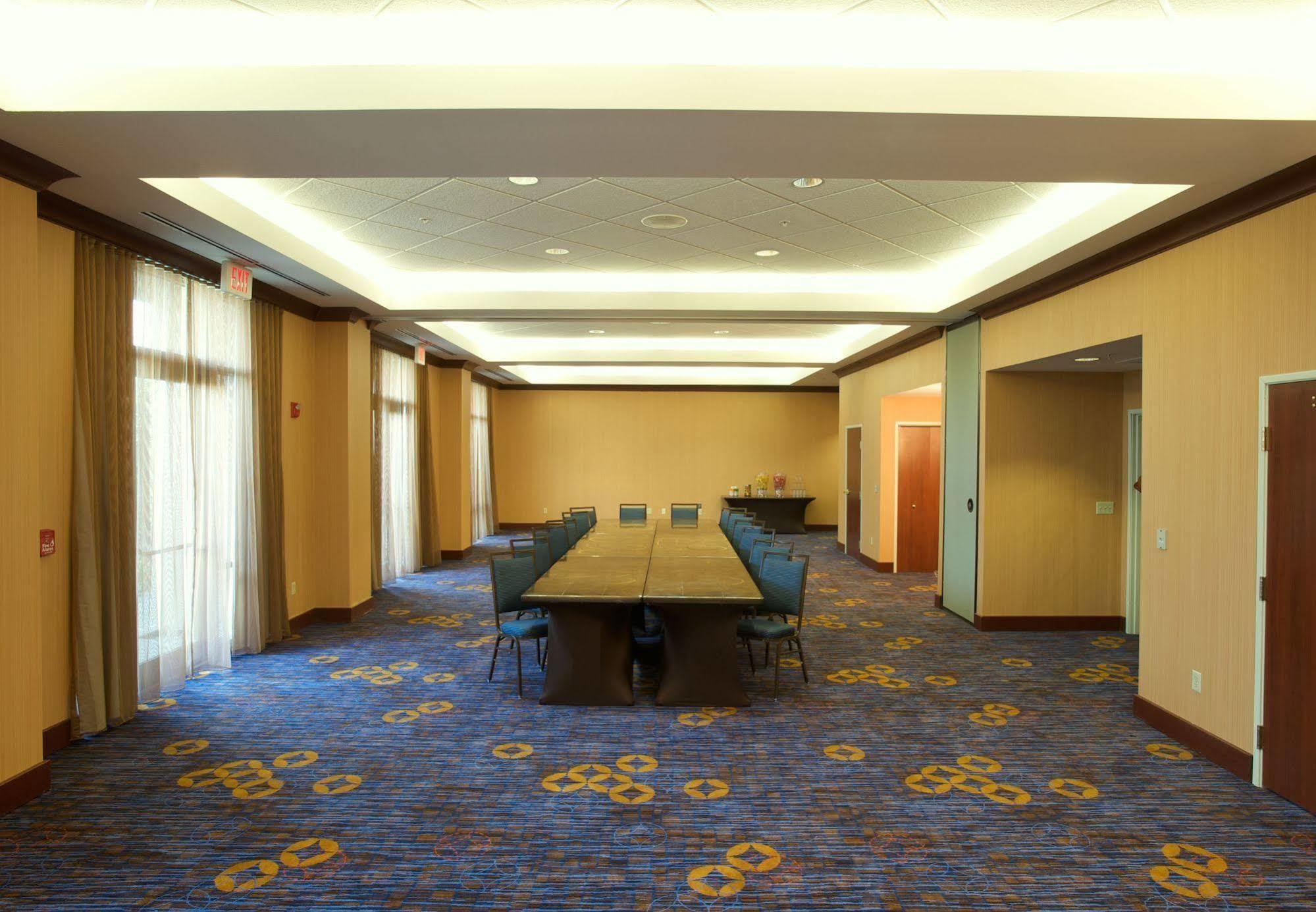Hotel Courtyard Airport 3*