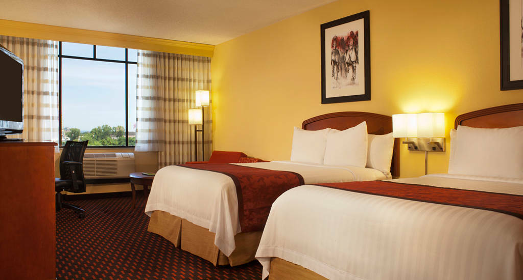 Courtyard Airport Hotel 3*